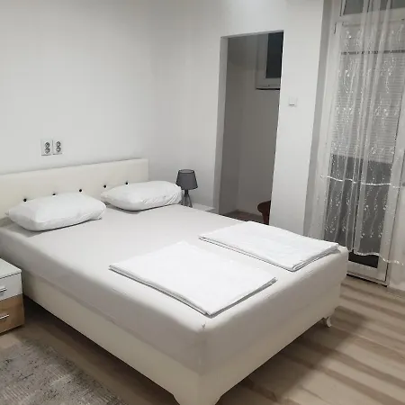 Lana Apartment *